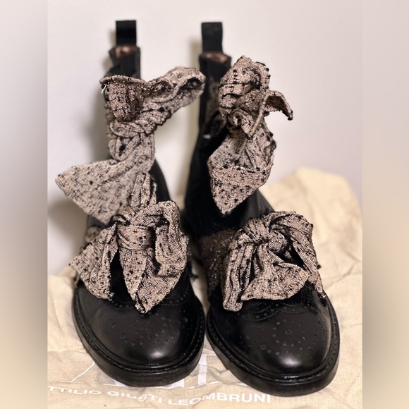 Black Leather ankle boots with brogue trim, bow accents. Box & dust bag included - Picture 7 of 9